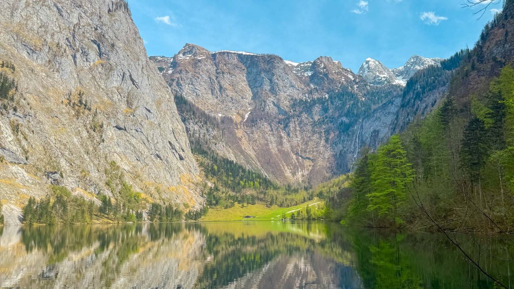 Wunderschönes Bergpanorama an einem See