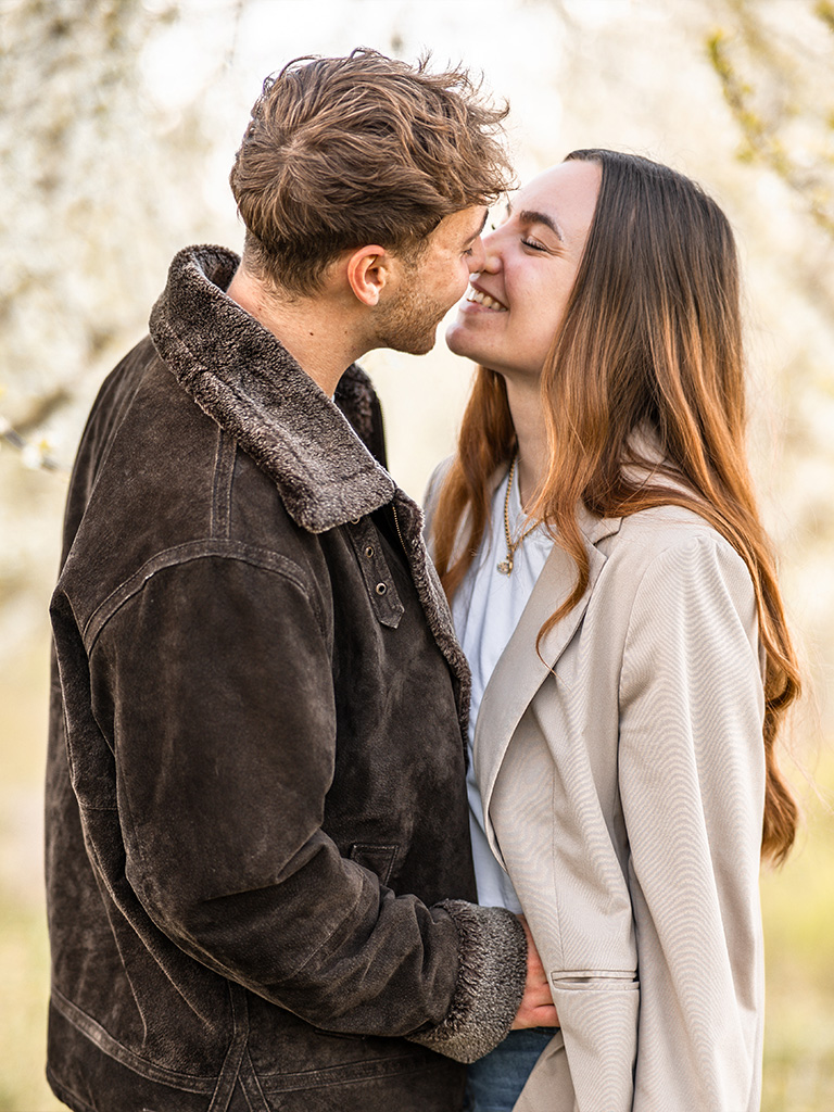 Pärchen küsst sich