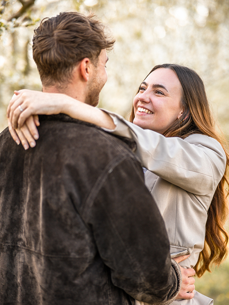 Pärchen strahl sich an